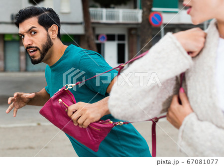 Man is stole the handbag from stranger woman 67081077