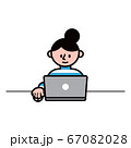 パソコンを操作する女性 67082028