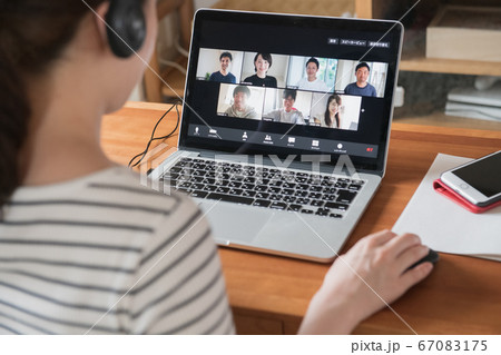 家でテレワーク・在宅ワーク・ビデオチャットをする日本人女性イメージ 67083175