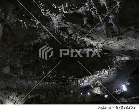 鍾乳洞の天井から下がる鍾乳石 鍾乳洞の天井から下がる鍾乳石 67083258
