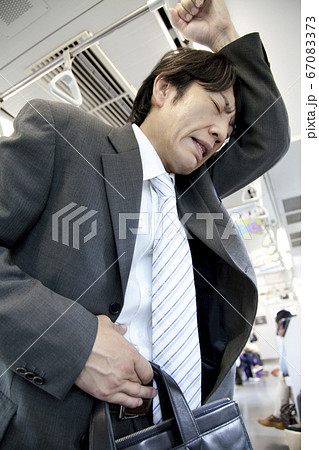 体調不良のビジネスマン 体調不良のビジネスマン 67083373