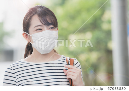 屋外でマスクをする30代の日本人女性 屋外でマスクをする30代の日本人女性 67083880