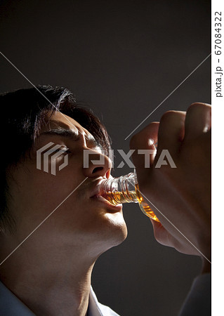 アルコール中毒のビジネスマン 67084322