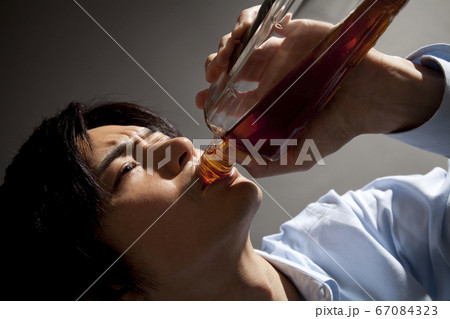 アルコール中毒のビジネスマン 67084323