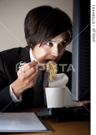 デスクで食事するビジネスマン 67084491