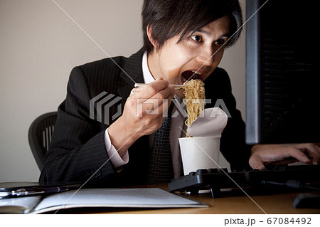 デスクで食事するビジネスマン 67084492