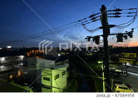 電柱のある夕景 67084956