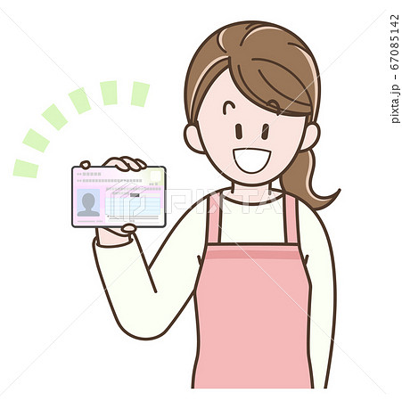 マイナンバーカードを持つ主婦のイラスト 67085142