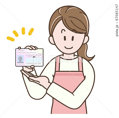 マイナンバーカードを持つ主婦のイラスト マイナンバーカードを持つ主婦のイラスト 67085147