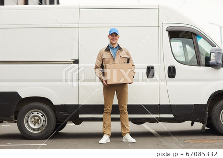 Courier delivering parcels 67085332