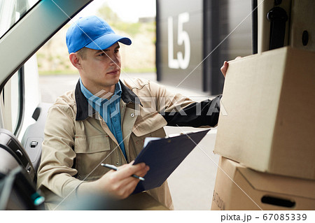 Man delivering parcels 67085339