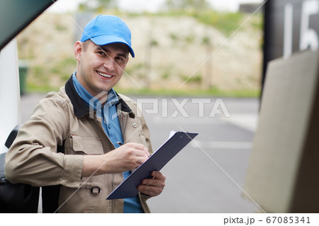 Delivery man working outdoors 67085341