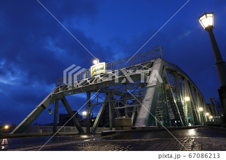 石川　金沢　国の登録有形文化財犀川大橋（夜景） 67086213