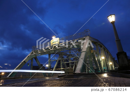 石川　金沢　国の登録有形文化財犀川大橋（夜景） 67086214