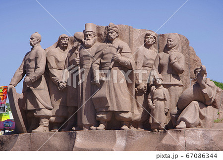 Night view of the patyanik reunion of Ukraine and Russia located under the arch of friendship of peoples in the Ukrainian city of Kiev 67086344