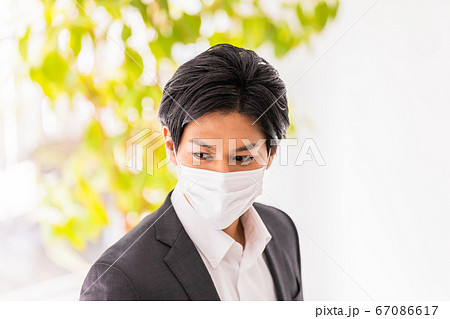 マスクをつけた若い男性 67086617