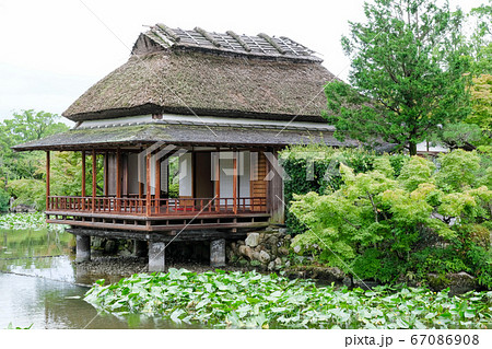 日本庭園の茶室 67086908
