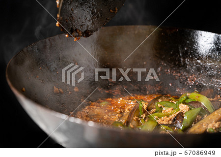 中華鍋で麻婆茄子を炒める 67086949