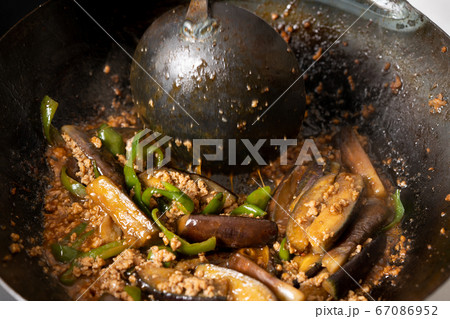中華鍋で麻婆茄子を炒める 67086952