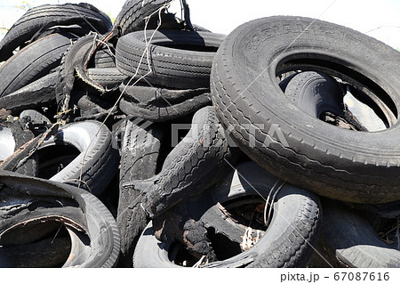 うち捨てられた古タイヤの山 67087616