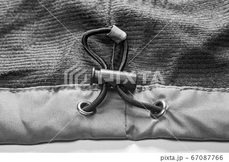 薄手のジャンパーの紐ストッパー　モノクローム 67087766