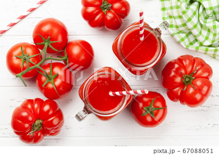 Fresh tomato juice and ripe tomatoes 67088051