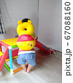 ヘッドガードをつけて室内遊具で遊ぶ赤ちゃん 67088160