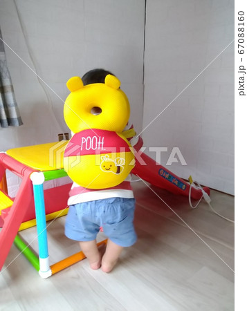 ヘッドガードをつけて室内遊具で遊ぶ赤ちゃん 67088160