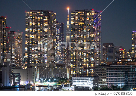 東京都 スカイツリーとタワーマンションの夜景の写真素材