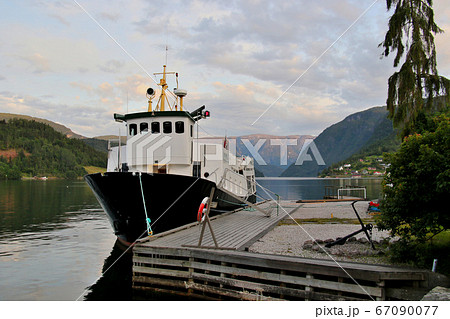 ノルウェー　ハダンゲルフィヨルド、ウルヴィク地区のホテルより南東の波止場に停泊する小型遊覧船　ロング 67090077