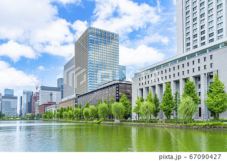 【東京都】緑が綺麗な丸の内のオフィス街とお堀 67090427