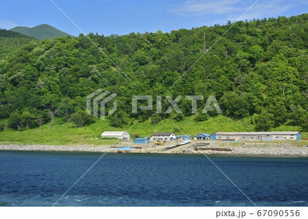 遊覧船からの知床半島北岸19番番屋 67090556