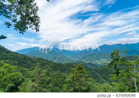 御前山の登山道から見た景色（山梨県大月市） 67090699