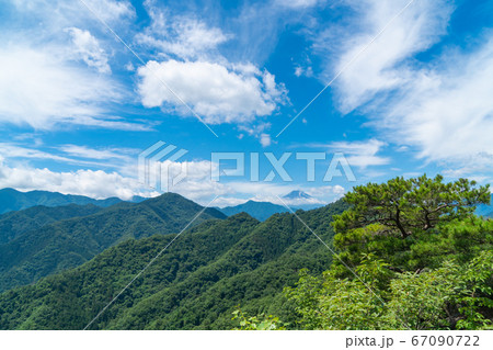 御前山山頂からの景色（山梨県大月市） 67090722