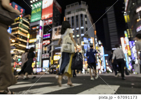 新宿歌舞伎町を歩く若者たち 67091173