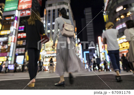 新宿歌舞伎町を歩く若者たち 67091176