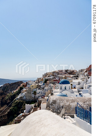 ギリシャ 青と白の世界サントリーニ島の絶景 8月 の写真素材