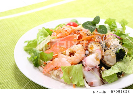 海鮮サラダ　サーモン　エビ　タコ　ホタテ 67091338
