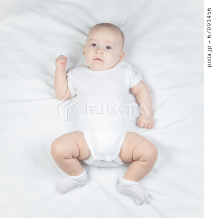 Photo a six-month-old baby on a white background 67091456