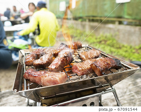 山で調理するBBQ炭火高級和牛焼肉【ミスジ】 67091544