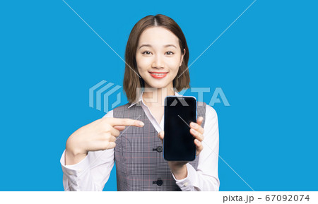 スマホの画面を見せる女性 スマホの画面を見せる女性 67092074
