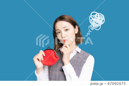お金に困る女性会社員　OL　ビジネスウーマン  67092075