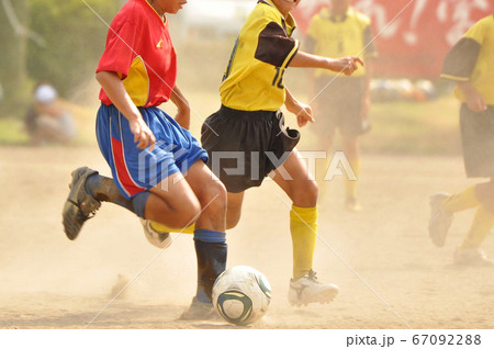 少年サッカー試合10 ドリブル の写真素材