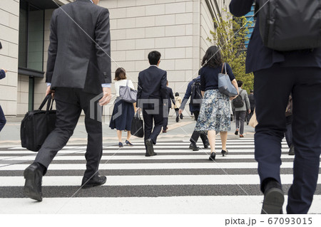 丸の内の通勤風景 67093015