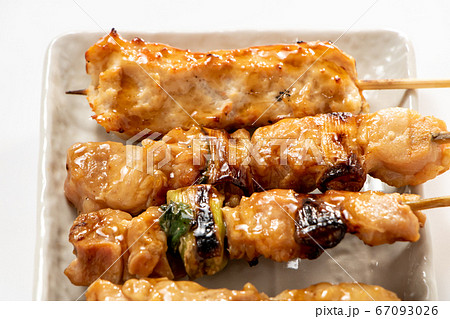 焼鳥(たれ焼き)盛り合わせの、ねぎまを中心としたアップ。 焼鳥(たれ焼き)盛り合わせの、ねぎまを中心としたアップ。 67093026