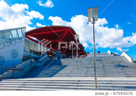 幕張メッセ 国際展示場1-8ホール入口　房総半島の山並みをイメージした中央プラザの赤い屋根 67093070