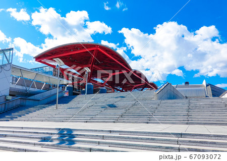 幕張メッセ 国際展示場1-8ホール入口　房総半島の山並みをイメージした中央プラザの赤い屋根 67093072