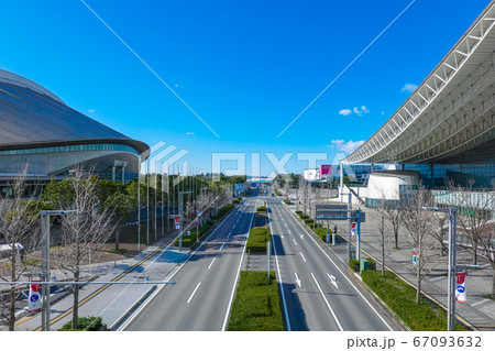 幕張メッセの中央を貫くメッセ大通り 67093632