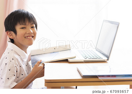 オンラインで勉強する男の子 オンラインで勉強する男の子 67093657