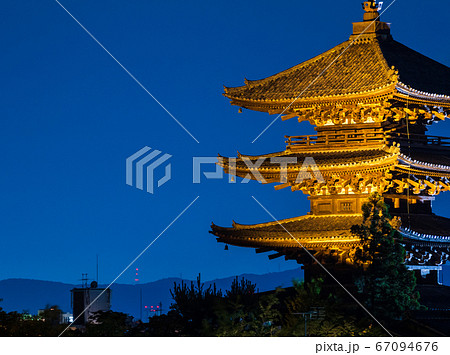 京都　八坂の塔　夜景 67094676